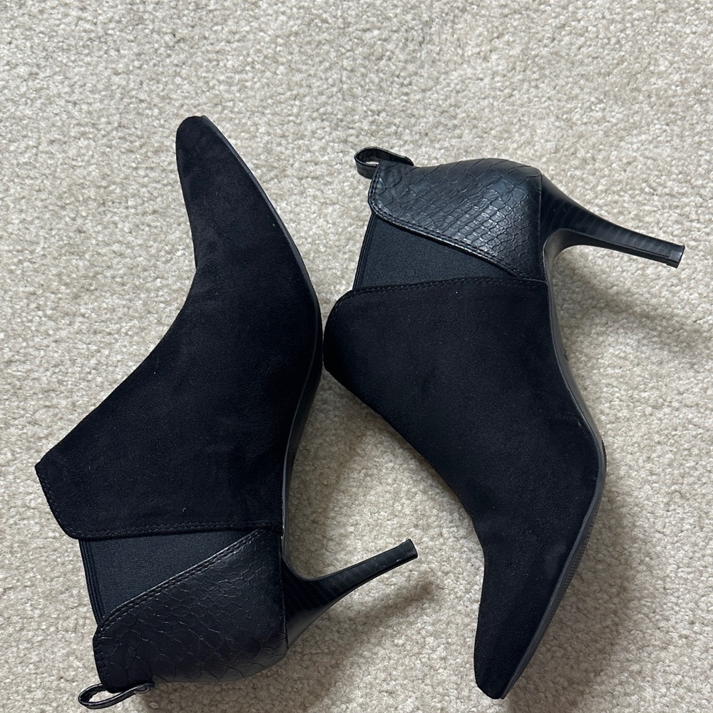 Simply Vera Vera Wang Black Textured Heeled Boots size 10
